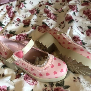 Melaine Martinez Skor - Säljer nyinköpta Melaine Martinez skor då jag köpte för stora för mig. Nypris 450kr Kan mötas upp runt jkpg eller Aneby annars tillkommer frakt