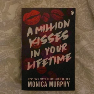 Bok - A million kisses in your lifetime bok av Monica Murphy, läst endast en gång, väldigt bra! Rekommenderas! Köptes för 229kr💕🩷 Pris går att diskuteras💕