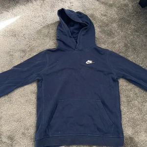 Nike hoodie - Säljer denna nu för ja inte använder den längre, den är xs men kan passa s, inga flaws