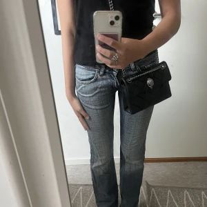 Jeans  - Nu säljer jag mina Low waist, bootcut/flare jeans😍 Det stor att det är storlek w28 l30 men dom är väldigt små i storleken, så jag skulle säga att det är w25/w26 igentligen, dem passar mig som i vanliga fall har xs i byxor❤️🫶