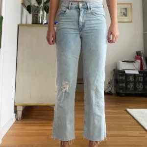 Ankellånga jeans - Något kortare jeans i superfin ljusblå färg. Kommer tyvärr inte till användning🩵