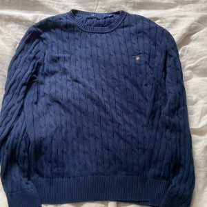 Mörkblå gant - En stickad blå slutsåld gant tröja! Storleken är för 13-14 år men funkar bra för mig som är 15 och cirka 175! Originalpris är 1400! 