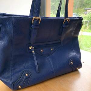 Blå handväska köpt second hand ✨ knappt använd 120kr+Frakt