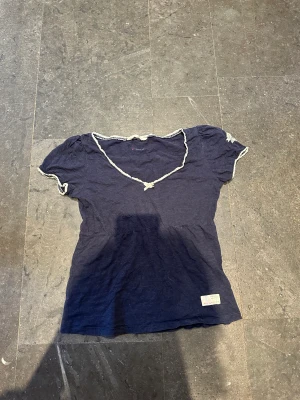 Odd Molly T-shirt 💙 - Urgullig men använder knappt längre. Skick 9/10. Klicka på köp nu så är den din. Försten till kvarn på allt ❤️ sitter som en s!