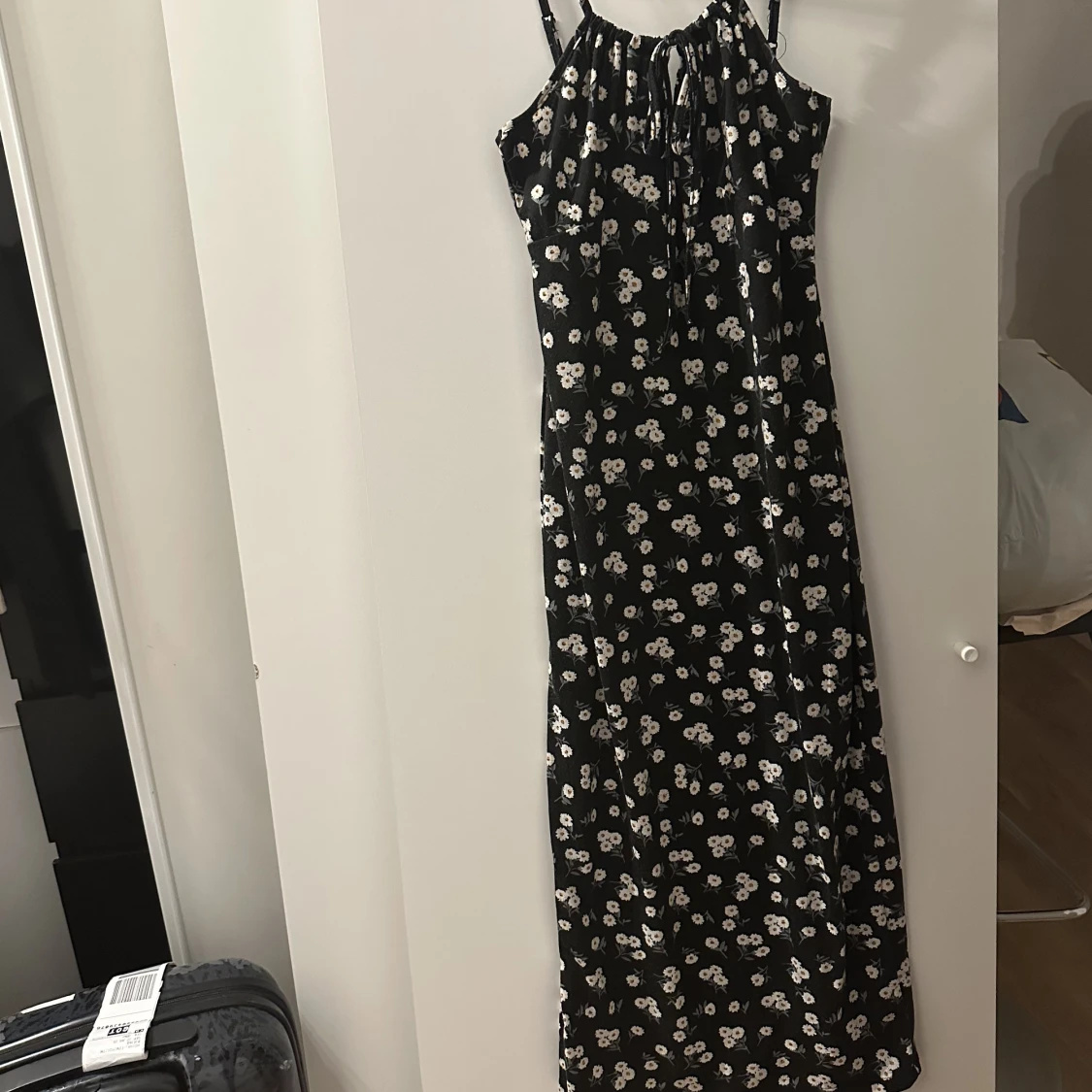 Svart blommig klänning  - 90