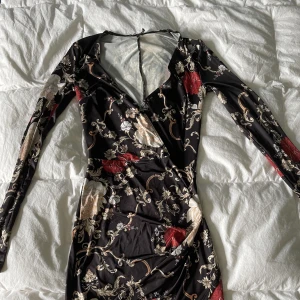 Cool tunn klänning - Supercool klänning med tunnt och sjukt lent tyg med ganska låg v-rigning. Frakt tillkommer om man inte vill mötas upp i Uppsala❤️