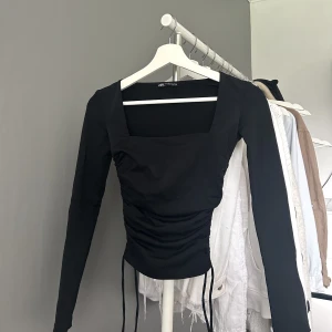 Tröja - Säljer denna fina tröjan ifrån Zara i storlek s. Den är väldigt strechig och har snörning på sidan så man kan justera passformen. 