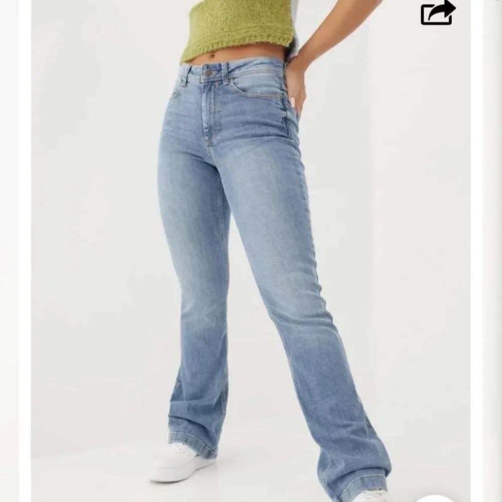 Säljer dessa Low waist jeans, slutsålda överallt! Köpta från Nelly. Jeans & Byxor.
