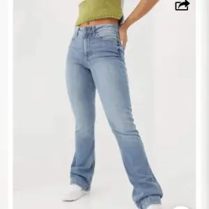 Säljer dessa Low waist jeans, slutsålda överallt! Köpta från Nelly
