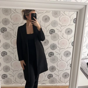 Kappa - Svart kappa från zara! Används ej längre men i superbra skick! Storlek s!🍁