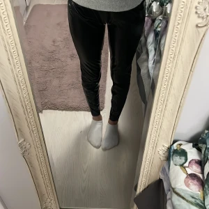 Svarta skinnbyxor - Svarta skinnbyxor med lappen fortfarande på💘, bra skick har aldrig använt, kostade 199