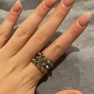 Edblad ring - Edblad ring i storlek 17,5/ medium. Säljer den pga har två stycken. Den är i nyskick, använd 2 gånger och bakut väl omhändertagen, säljs därför lite dyrare. Köpare står för frakt men kan mötas upp runt nacka eller i Stockholms city💗