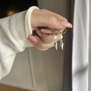 Örhängen  - Supersöta örhängen från en tjej som gjort dem själv, tyvärr är jag en guld person så kommer sälja som. Helt oanvända och så fina💕 Skriv för frågor!