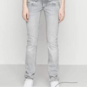 Sjukt snygga pepe jeans i fint skick!💘storleken är midja-25 längd-32
