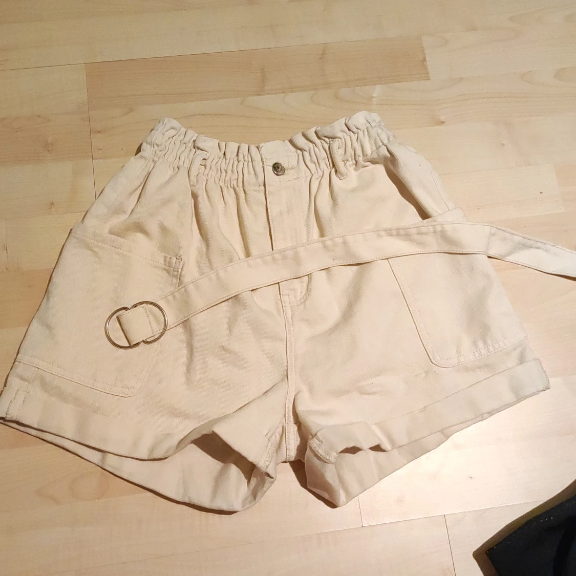 Beige shorts med stora fickor - 91