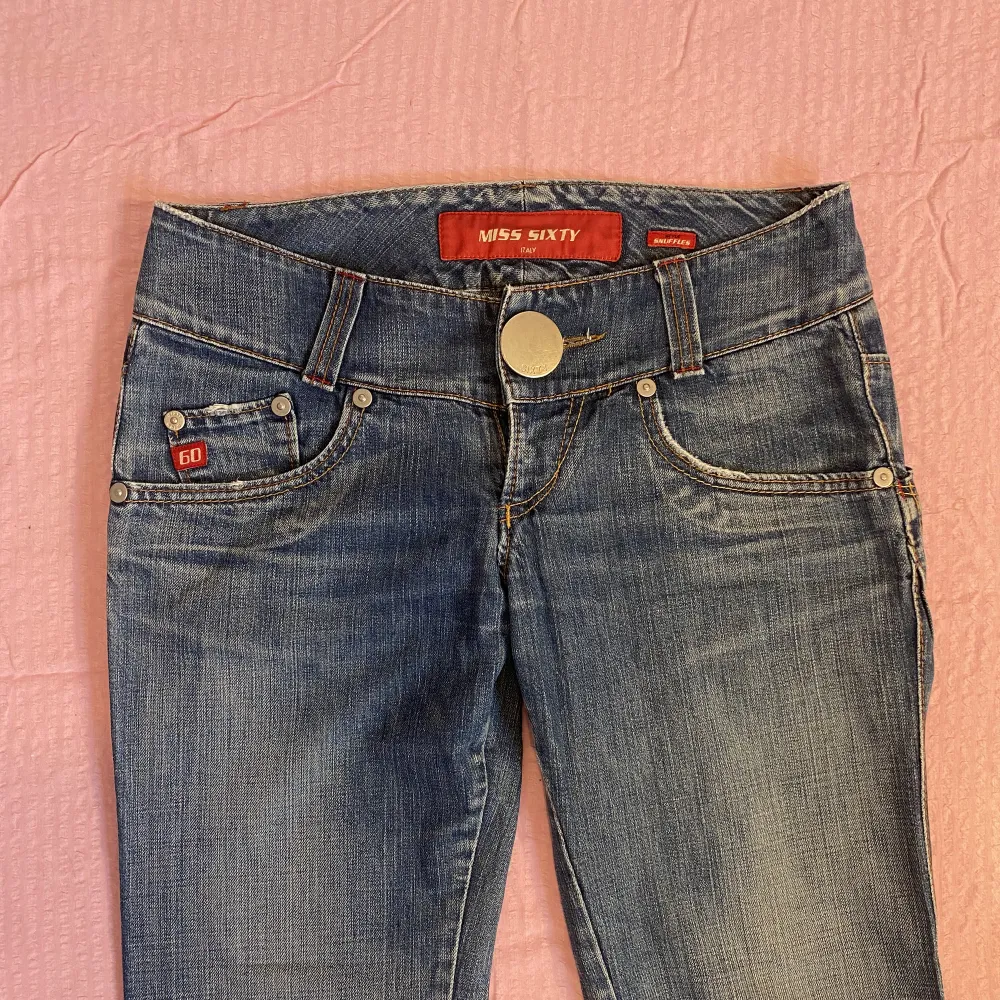 Superduper coola miss sixty jeans. Dom är lågmidjade med raka ben🔥Dom är i en långmodell så benen är väldigt långa. Om man vill att jag ska frakta dom så kostar frakten 66kr💕. Jeans & Byxor.