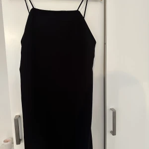 Svart klänning - Svart, rak, klänning från Gina Tricot. Aldrig använd. På sista bilden ser ni hur lång den är, jag är 166cm. 