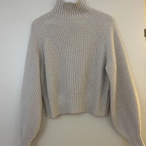 Stickad tröja - Stickad tröja från hm  Storlek xs. Använd. 