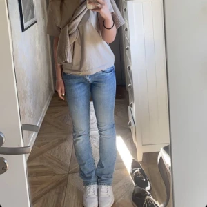 Lågmidjade Pepe Jeans PICCADILLY - Mina favoritjeans har tyvärr blivit för små och därav säljer jag dem nu. Köpta på Zalando för 599kr. Jag är 163cm lång och det är jag på bilderna.
