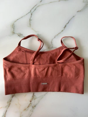 Aimn sportbh - Helt ny sportbh från Aimn, storlek M men passar även mig som har S. Iprincip ny och aldrig använd, 200kr + eventuell frakt eller bud