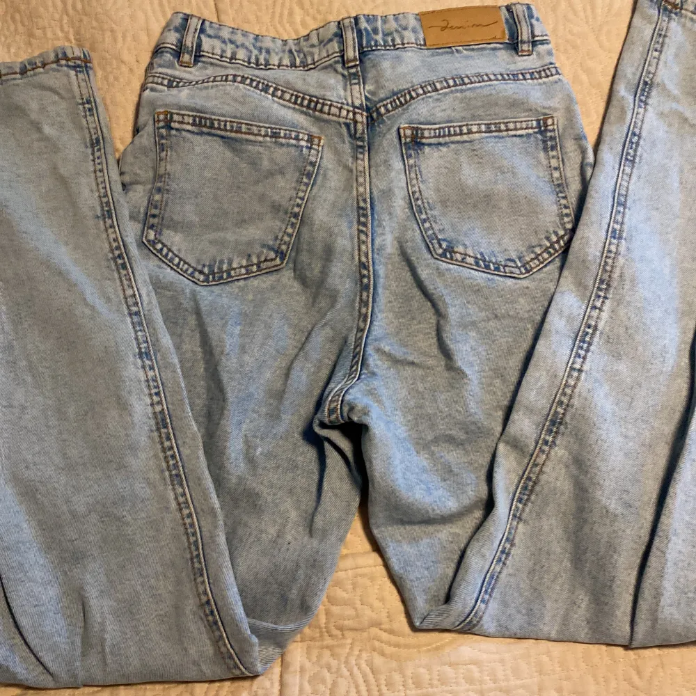 Jag säljer detta jeans då de är för små.  Ordinarie priset var 350 och de har knappt blivit använda.. Jeans & Byxor.