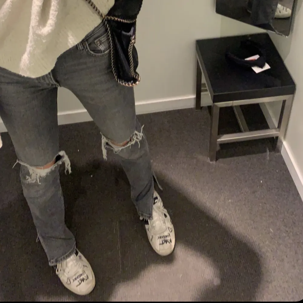 Snygga grå zara jeans med hål🙌🏻storlek 38 min passar mig som brukar ha 36. Jeans & Byxor.