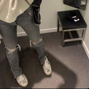 Snygga grå zara jeans med hål🙌🏻storlek 38 min passar mig som brukar ha 36