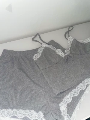 Grå pyjamas, två delar - Jättefin pyjamas i två delar från SHEIN, det är grått🩶Tyvärr för stort för mig, passar bättre på en S eller en mindre M, passade sämre på mig som är en XS. Priset kan diskuteras vid snabb affär!