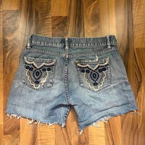 Snygga lågmidjade vintage jeansshorts 