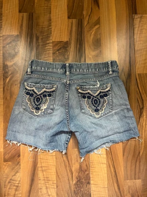 Lågmidjade jeansshorts  - Snygga lågmidjade vintage jeansshorts 