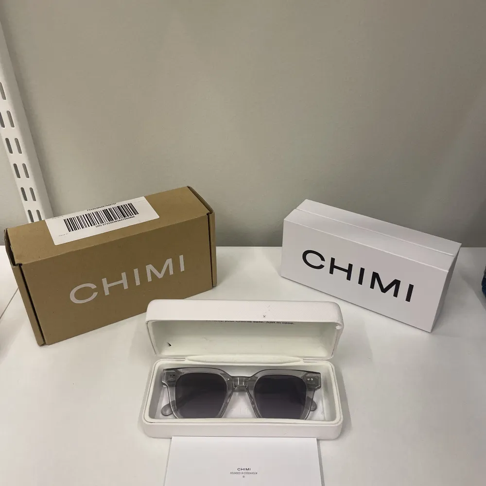   Chimi glasögon 04 M grå, använd, lite snea men fixat de så mycket de går, allt följer med från bilden, ej kvitto. Accessoarer.