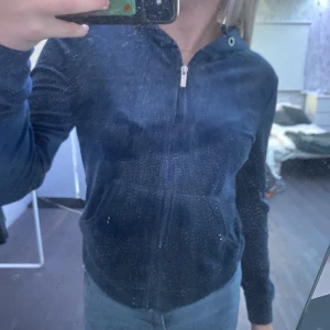 Kofta  - Kofta ifrån Gina tricot som jag köpte för 4-5 år sen och har inte varit använd på hur länge som helst , användes rätt mycket då jag köpte den men inte längre , inga fel på den och är i bra skick 