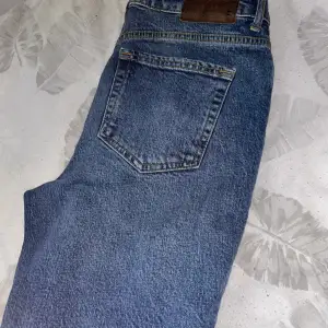 Mom jeans i storlek M men skulle säga att den är mer storlek S. Säljes för 120kr, knappt använda.