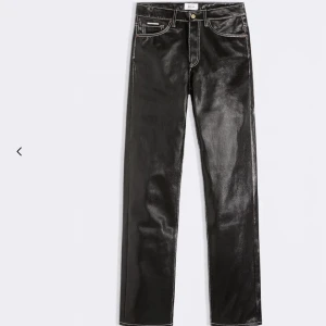 Eytys jeans - Säljer nu mina sjukt coola eytys jeans! De har tyvärr blivit för små o hoppas att de passar på någon annan💓 köpta i eytys butik i Stockholm för ca 2 år sedan. Använda ca 4-5 gånger så de är i mycket fint skick!! Nypris 2200kr❗️