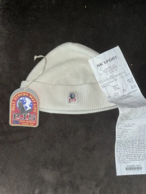 Parajumper mössa - Parajumpers mössa i nyskick! Köpt under vintern men inte använd så mycket. Skriv vid frågor. Kvitto finns. Nypris 700