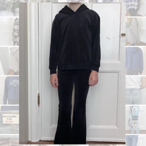 Designers Remix velour set - Mysigaste setet i velour i härlig kvalitet. Mörkblå. Hoodie med diskret märke på bröstet och lätt utsvängda byxor.