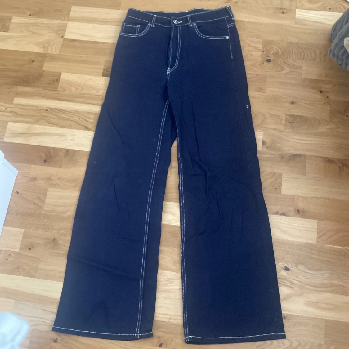 Blåa byxor med vit tråd