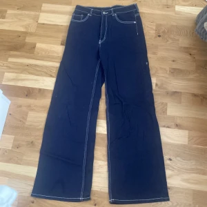 Blåa byxor med vit tråd - Helt nya byxor, högmidja, ganska långa. Säljer dem för att det är inte min stil.  