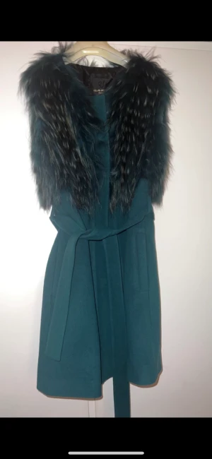 Päls Jacka/Kappa - Äkta päls Jacka/Kappa köpt för 1600kr och säljs billigt för endast 1000kr. Den har aldrig använts har en jätte mjuk päls. Fler bilder ordnar vi. Om du är intresserad så kan vi mötas upp i Malmö. Storlek 38.