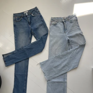 Jeans  - Säljer två stycken jätte fina jeans i storlek 36/38, båda är högmidjade och de ljusa är raka jeans medans de mörkare är bootcut med slits. Priset ligger på 450 kr för båda och 200 kr för ett par. + frakten 