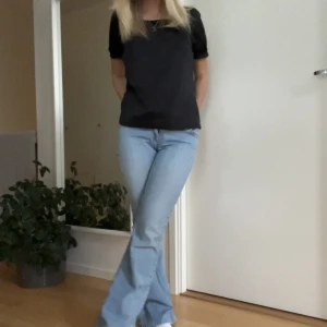 Levis 544 - Sjukt snygga Levis 544 jeans som är bootcut och lågmidjade. Måtten är w26 och l32 och passar s/xs. Säljer då de är lite små för mig💞💞Direktpris 600kr exklusive frakt