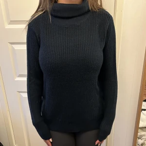 Stickadtröja - Den perfekta stickade tröjan till lite kallare dagar. Jättefin mörkblå färg på en tröja med fin passform. Bra skick!