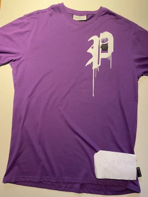 Philipp plein T-shirt  - Philipp plein T-shirt  Nypris: 4000kr Helt ny tags och kvitto finns   Skicka iväg ett meddelande vid frågor eller funderingar! Finns i Sundsvall men kan fraktas över hela Sverige med fri spårbar frakt!