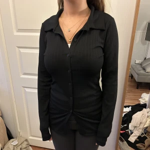 Tröja - Lång långärmad tröja från Gina! Mycket fint skick då den endast är använd ett fåtal gånger. Passar till alla tillfällen