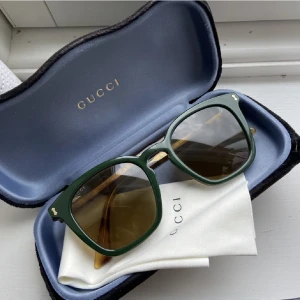 Gucci Solglasögon  - Säljer nu mina gamla Gucci solglasögon. De är en unisex modell så dem passar alla. Kom privat för att få fler bilder. 
