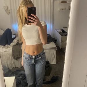 Jeans  - Ett par lågmidjade jeans ifrån zara som jag inte tycker om längre!🩷