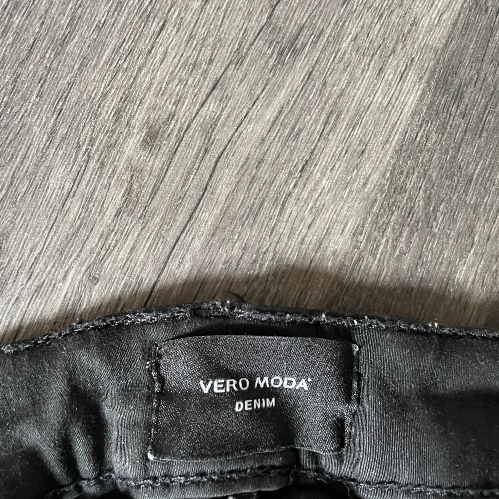 Svarta skinnyjeans från Vero Moda. Sparsamt använda.. Jeans & Byxor.