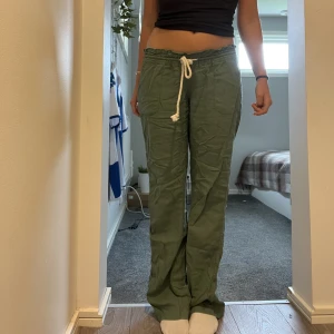 Roxy Linnebyxor - Strl L men passar mig som är 38! Är 175 för referens