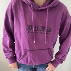Lila hoodie  - STWD lila hoodie från pull&bear. Använd fåtal gånger och i gott skick⭐️