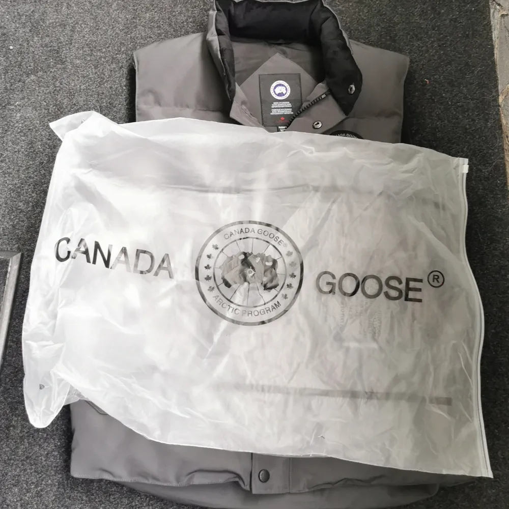 Hej säljer min grå Canada Goose Väst den har 7 fickor allt samman lagt. Om ni vill ha fler bilder bara skriv. Pris kan diskuteras. . Hoodies.